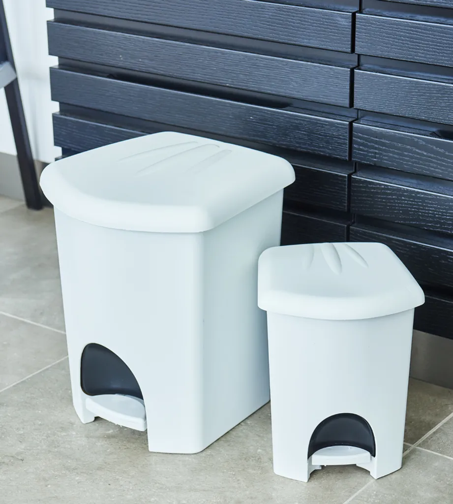 Petite poubelle à pédale 16L blanche pour cuisine et bureau compact