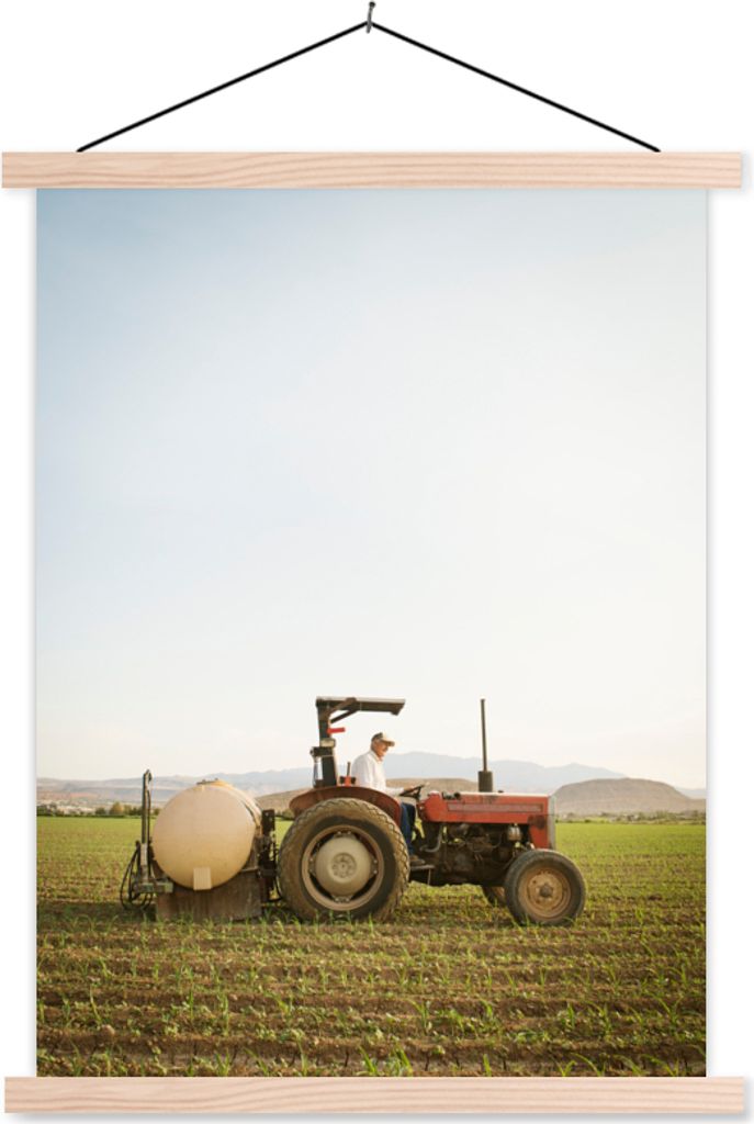 MuchoWow Textilposter Traktor - Landwirt - Berg 60x80 cm mit holzfarbenen Rahmen - Wandbild