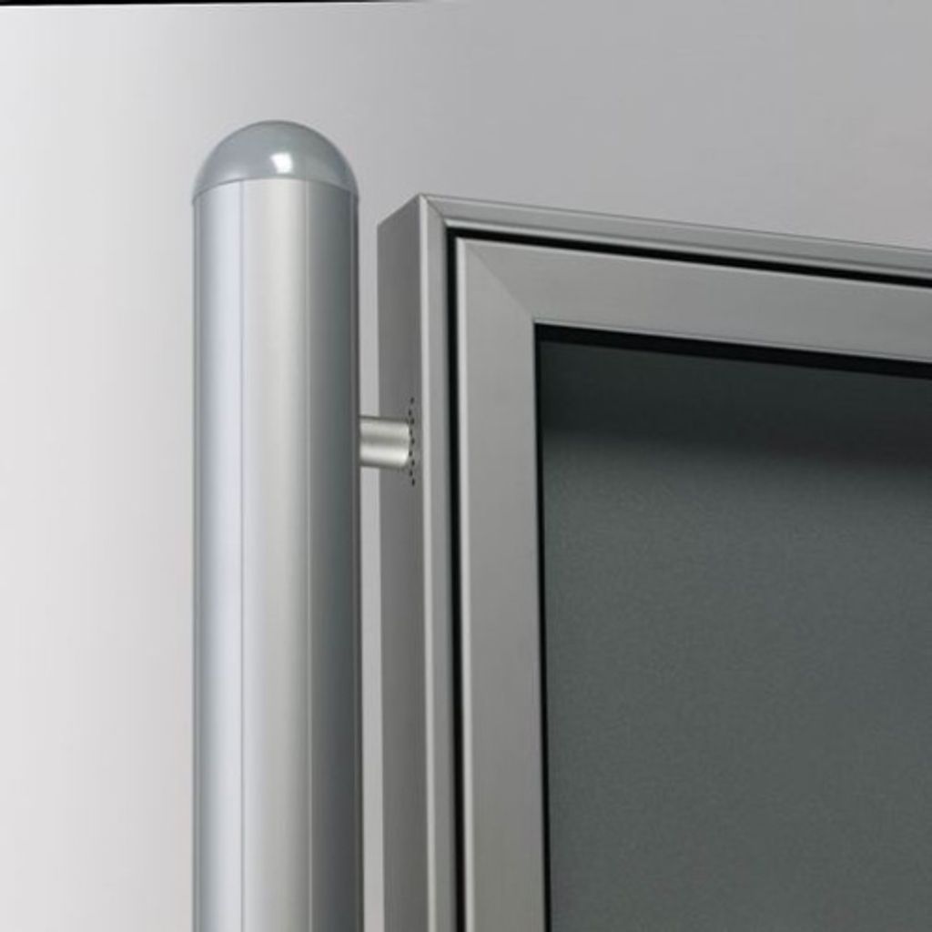Ständerpaar aus Aluminium Rundrohr mit gewölbten Abdeckkappen, zum Einbetonieren.