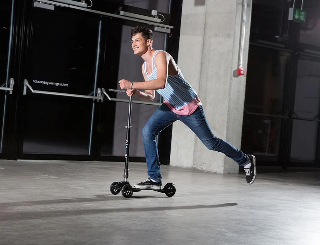 Micro Kickboard Compact noir flexible : trottinette pliable et stable