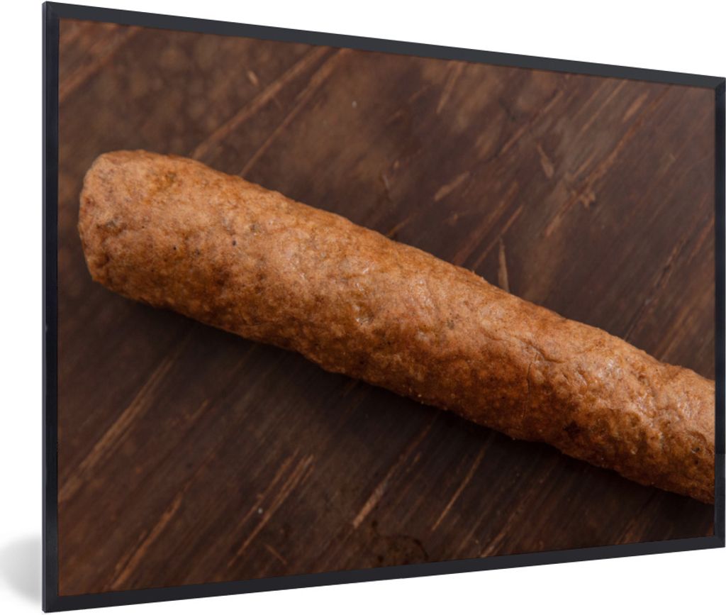 MuchoWow Gerahmtes Poster Ein leckerer Frikandel auf einem hölzernen Hintergrund 90x60 cm - Poster mit Schwarzem Bilderrahmen Wandposter Rahmen ...