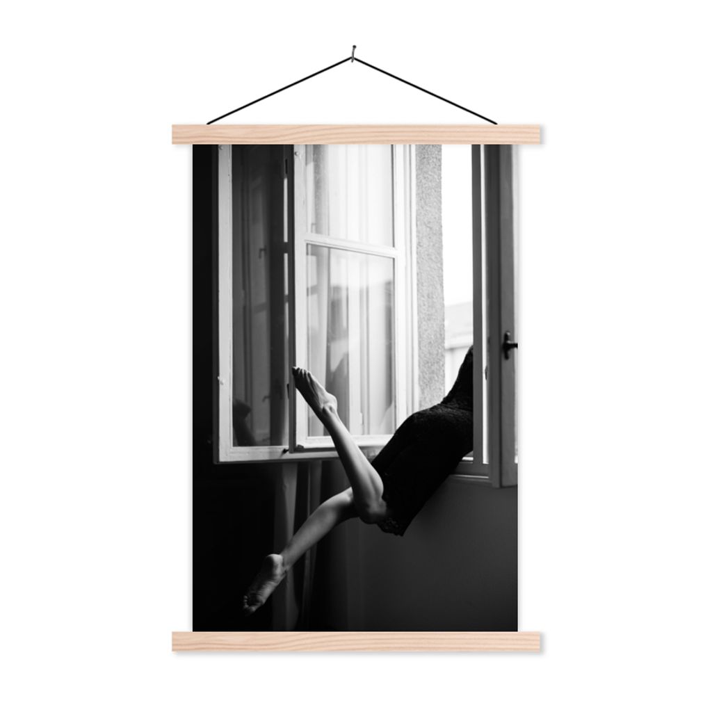 MuchoWow Textilposter Fenster - Frau - Architektur - Schwarz - Weiß 120x180 cm mit holzfarbenen Rahmen - Textil-Plakat