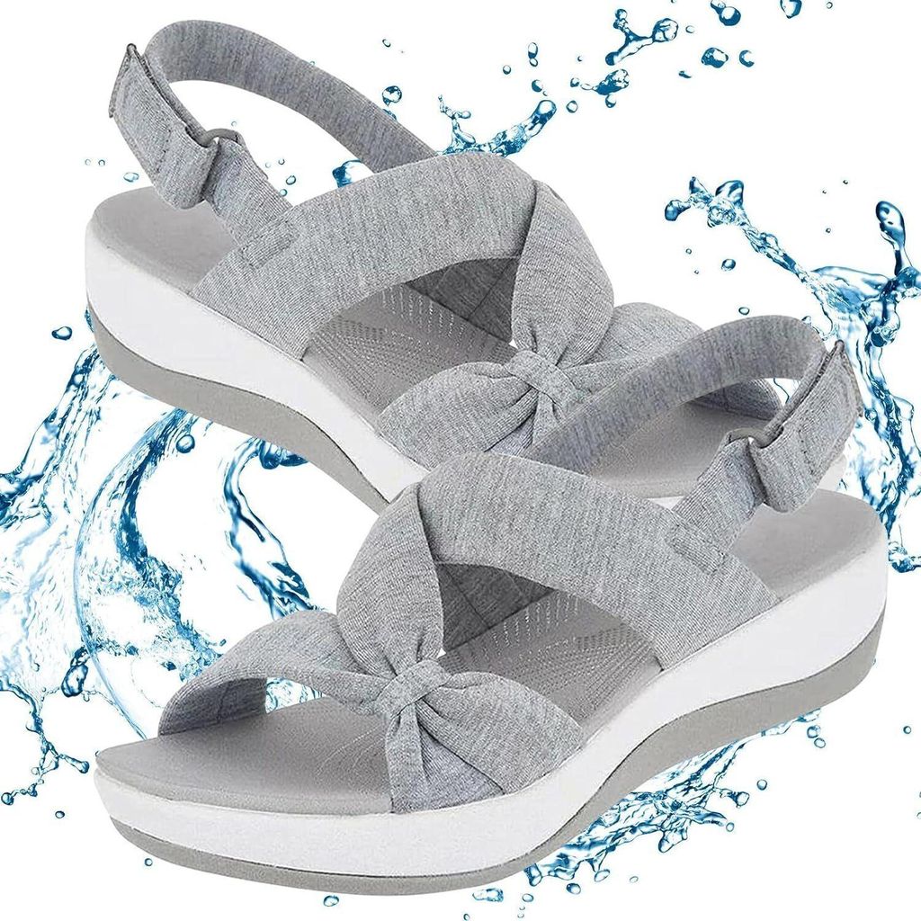 Paar hellgraue Stoff-Plattformsandalen mit geknotetem Riemendesign und verstellbarem Knöchelriemen