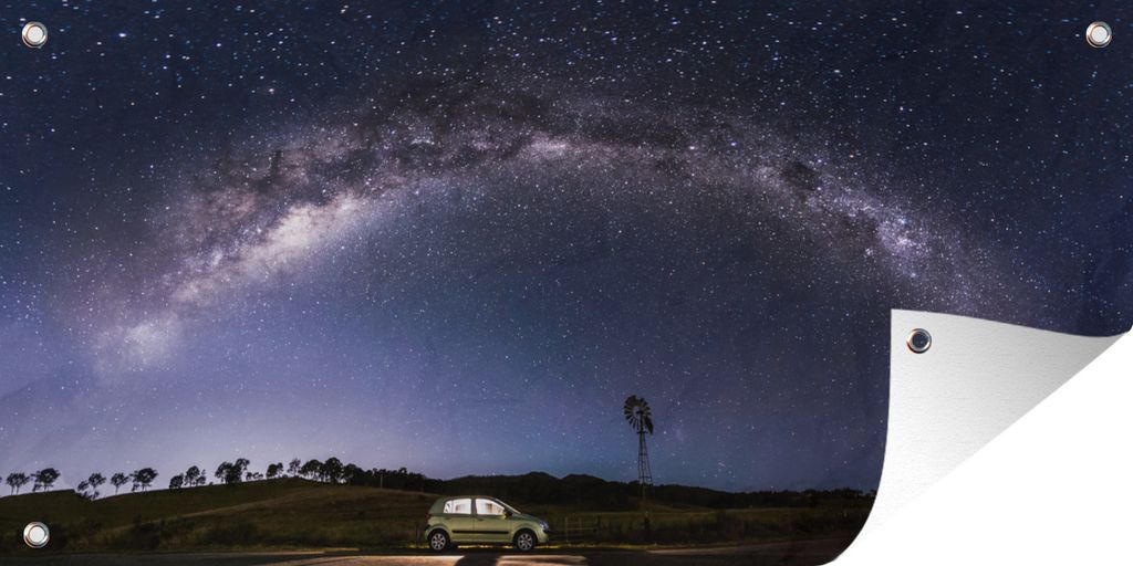 MuchoWow 80x40 cm Outdoor-Poster Gartendeko Sichtschutz Garten Poster für den Garten Die Milchstraße mit einem geparkten Auto