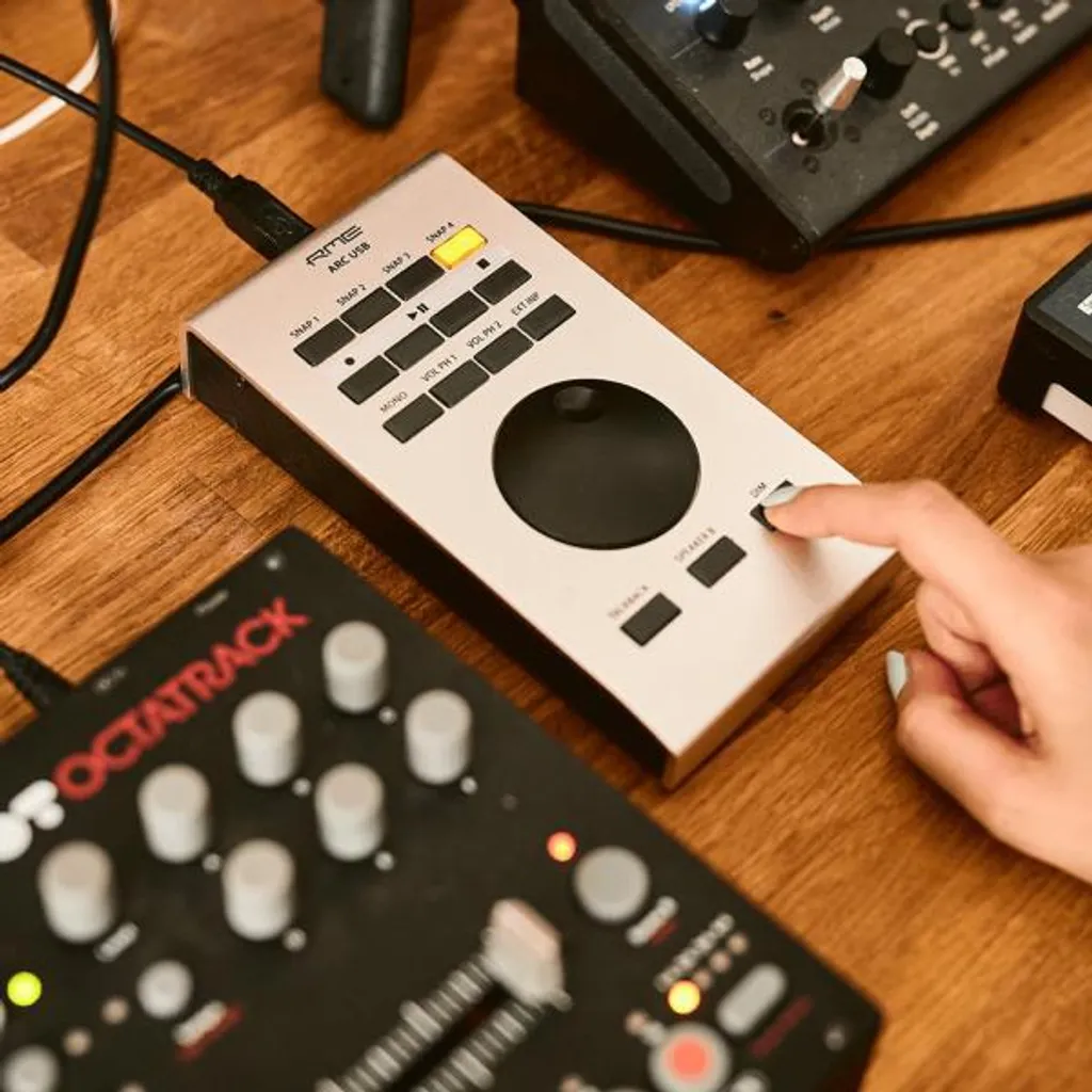 Contrôleur USB RME Arc pour Interface Audio et Console de Mixage Virtuelle