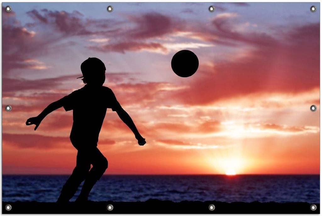 Wallario Outdoor-Poster für Garten oder Balkon, Motiv Fußball - Kleiner Junge spielt im Abendrot, in ca. 100 x 150 cm