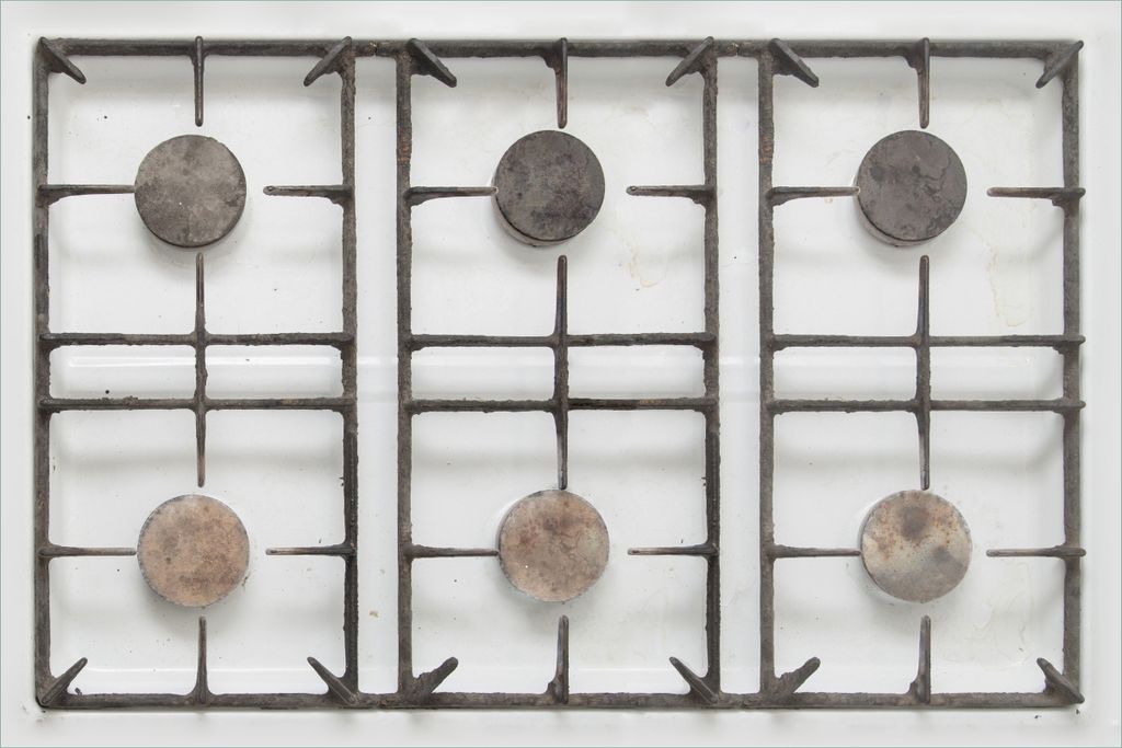 Wallario selbstklebendes Poster - Alter Gasherd, ungeputzt und dreckig, Größe: 61 x 91,50 cm