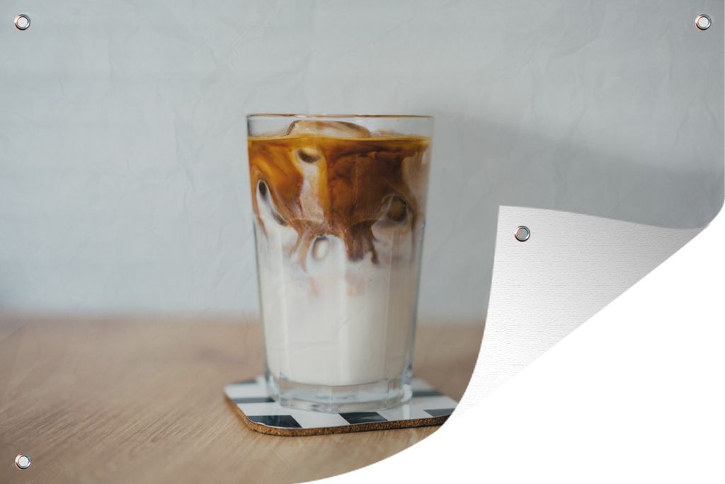 MuchoWow 90x60 cm Outdoor-Poster Gartendeko Sichtschutz Garten Poster für den Garten Eine Tasse Eiskaffee auf einem Holztisch