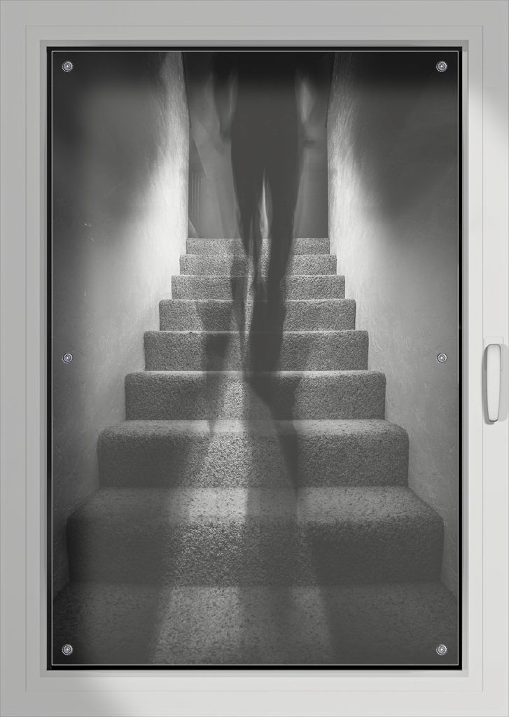 Wallario Lichtschutzbild, Dekorativer Sichtschutz Sonnenschutz 76 x 115 cm mit Motiv: Mysteriöse Treppe mit Schattenfigur - Schwarzweiß - Verdunk...