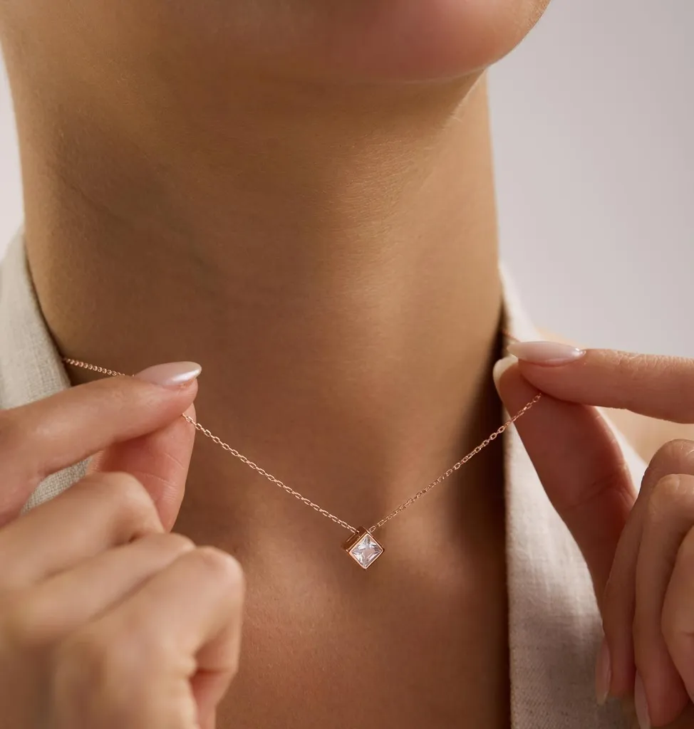 Collier en argent 925 plaqué or rose et pendentif carré en zircone 42cm