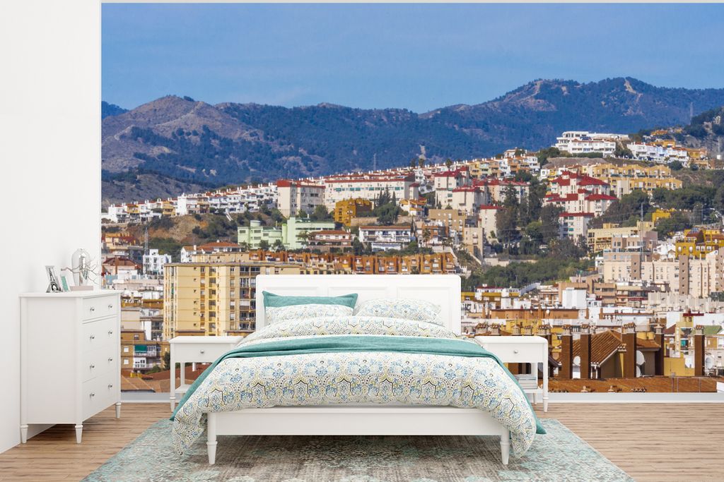 MuchoWow Fototapete für Wohnzimmer oder Schlafzimmer Wandtapete Vinyl Motivtapete Gelbes Wohngebiet vor dem Berg Montes de Malaga Spanien - 400x...