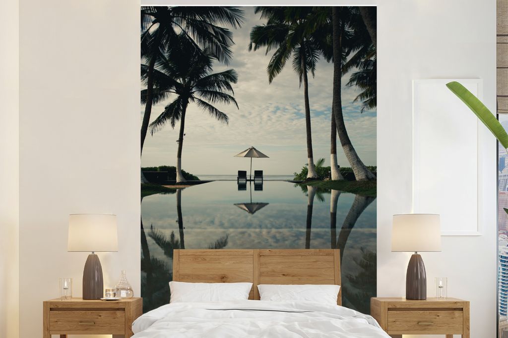 MuchoWow Fototapete für Wohnzimmer oder Schlafzimmer Wandtapete Vinyl Motivtapete Ein Infinity-Pool mit hohen Palmen und Liegestühlen - 145x220...