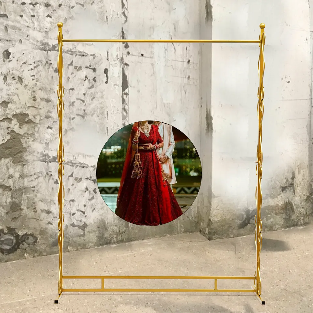 Porte-robe de mariée doré en métal pour exposition et dressing de luxe