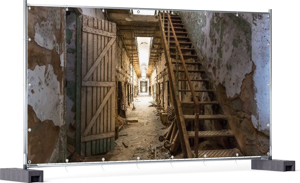 Wallario XXL Outdoor-Poster für Garten oder Balkon, Motiv Leuchtender Gang in altem verlassenen Gefängnis, in ca. 340 x 173 cm