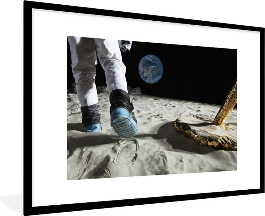 MuchoWow MuchoWow Gerahmtes Poster Weltraum - Mond - Astronaut 90x60 cm - Poster mit zchwarzem Bilderrahmen - Wanddekoration - Fotos