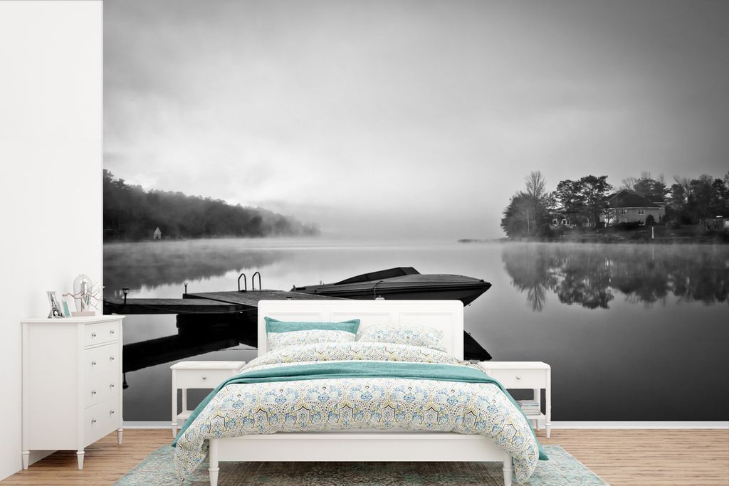 MuchoWow Fototapete für Wohnzimmer oder Schlafzimmer Wandtapete Vinyl Motivtapete Schnellboot liegt am Steg - schwarz und weiß - 420x280 cm - Z...
