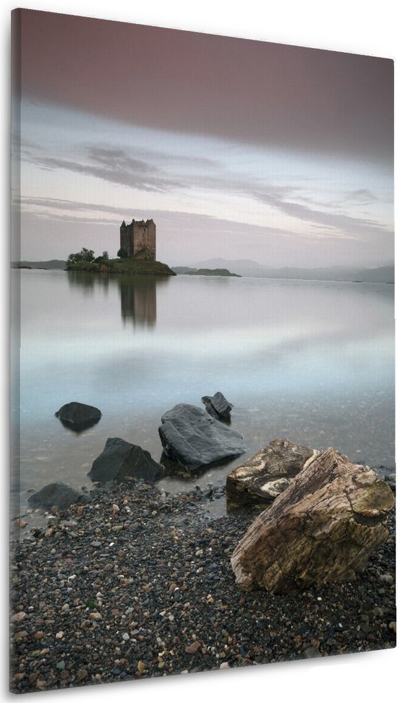 Wallario Premium Leinwandbild Schloss in Schottland in Größe 60 x 90 cm