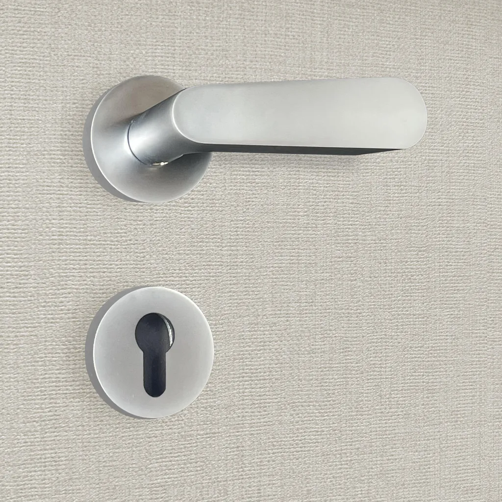 Poignée de porte Regina chrome mat à cylindre - Design par KATCHMEE