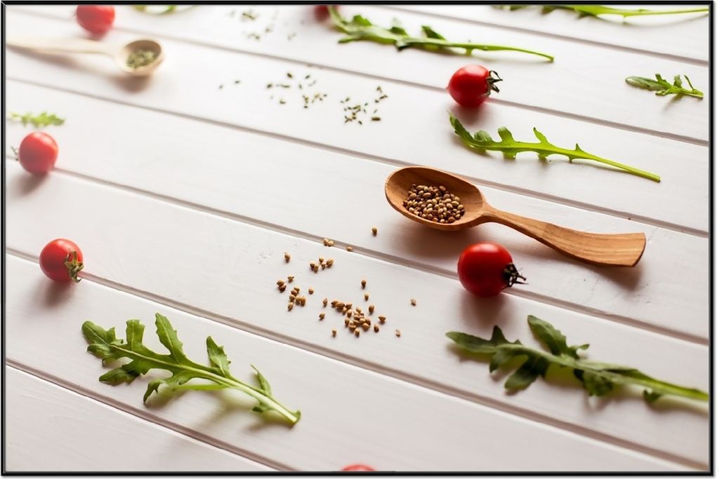 Wallario Wandbild Küche Ruccola, Tomaten und Gewürze, Größe: 61 x 91,50 cm, Poster mit schwarzem Aluminiumrahmen