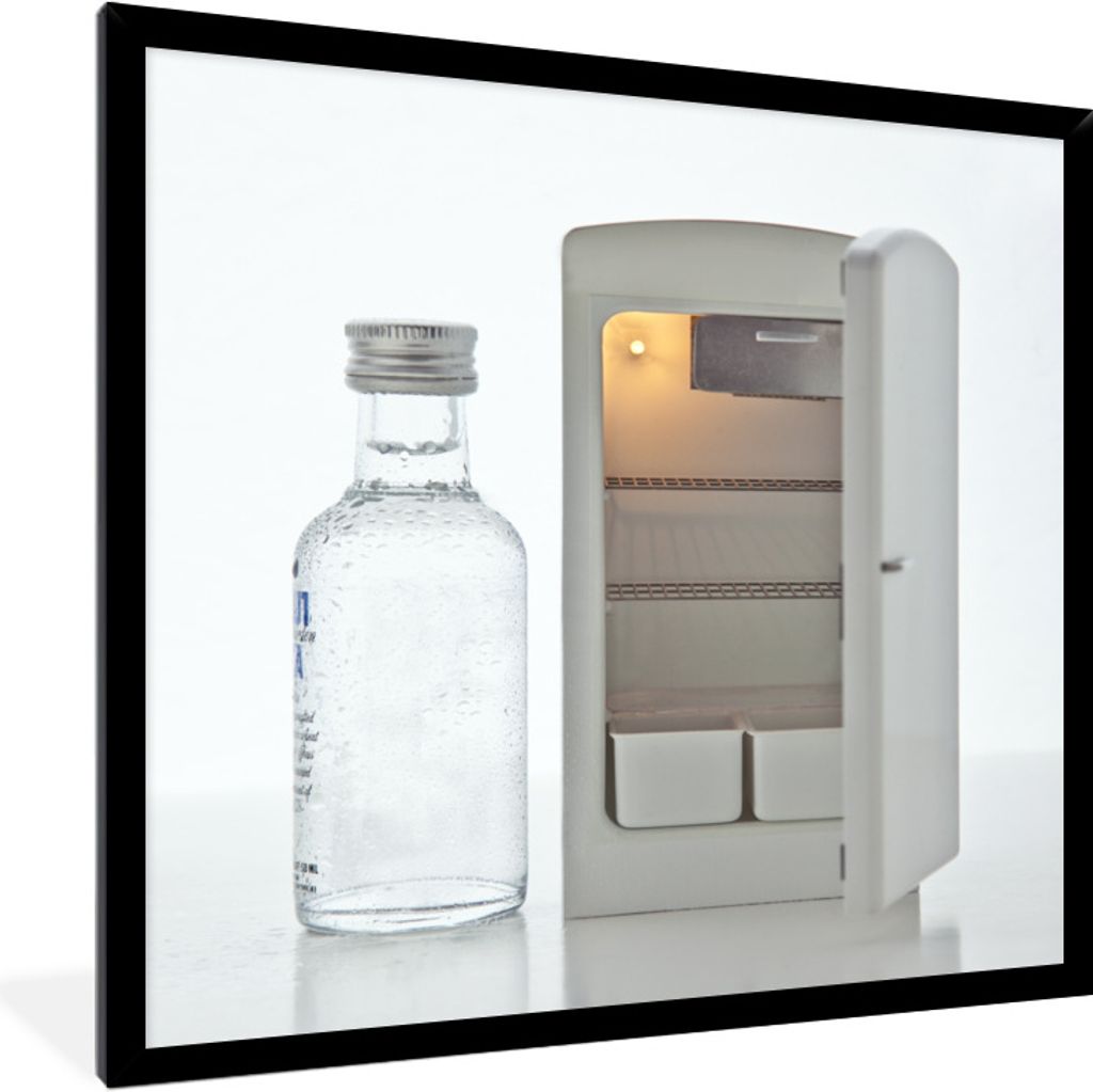 MuchoWow Gerahmtes Poster Kleine Waffeln, Mini-Kühlschrank und ein Glas Wodka 40x40 cm - Poster mit Schwarzem Bilderrahmen Wandposter Rahmen Fot...