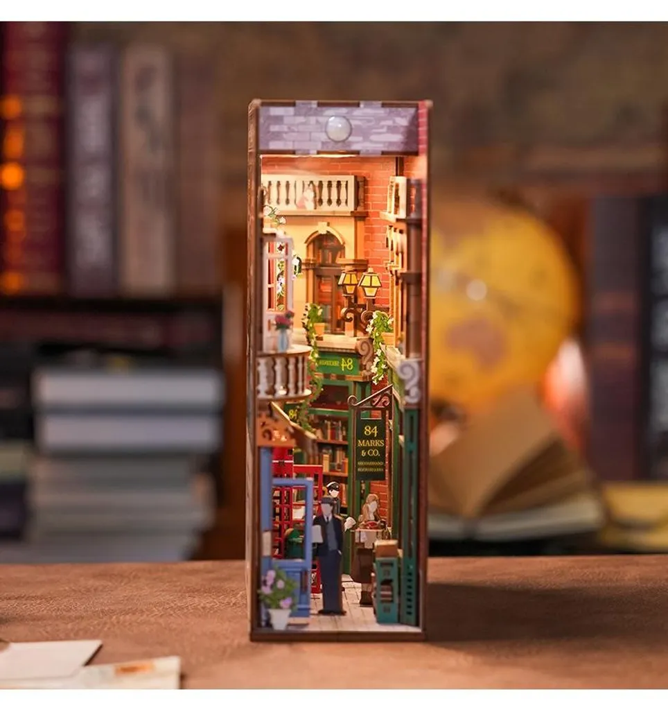 Idée Cadeau Maquette 3D Bois 84 Charing Cross Road pour Coin Lecture