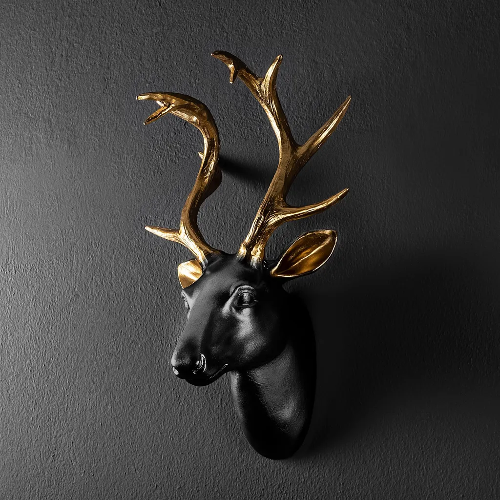 Décorer son salon avec une tête de cerf dorée - Accessoire chic Wallity