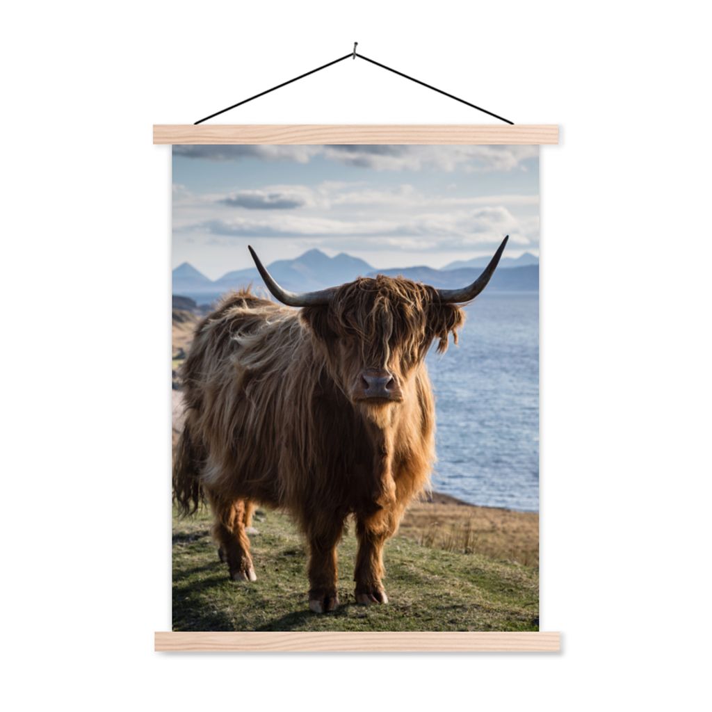 MuchoWow Textilposter Schottische Highlander - Bergen - Meer 120x160 cm mit holzfarbenen Rahmen - Plakatkarton