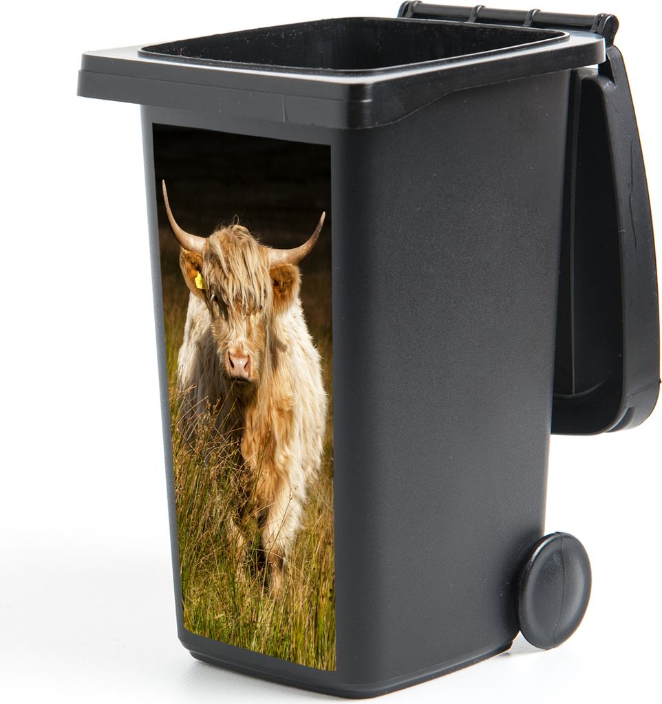 MuchoWow Mülltonnenaufkleber Schottischer Highlander - Porträt - Gras 38x80 cm - Behälteraufkleber - Mülleimer-Aufkleber - Container-Aufkleber
