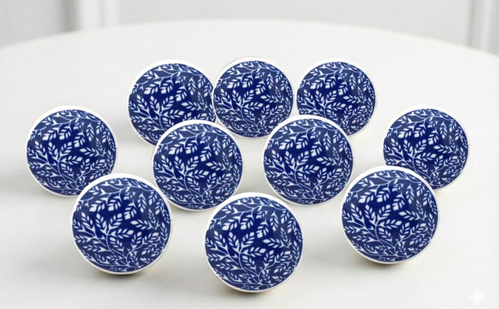 Set mit 10 blau-weißen Keramikknöpfen mit handbemaltem Blumenmuster für Küchenschränke, Badezimmerschränke, Sideboards, Schubladen und Kommod...