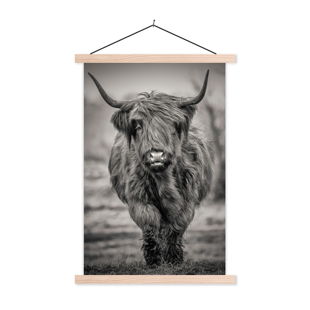 MuchoWow Textilposter Schottischer Highlander - Schwarz und Weiß 120x180 cm mit holzfarbenen Rahmen - Textil-Plakat
