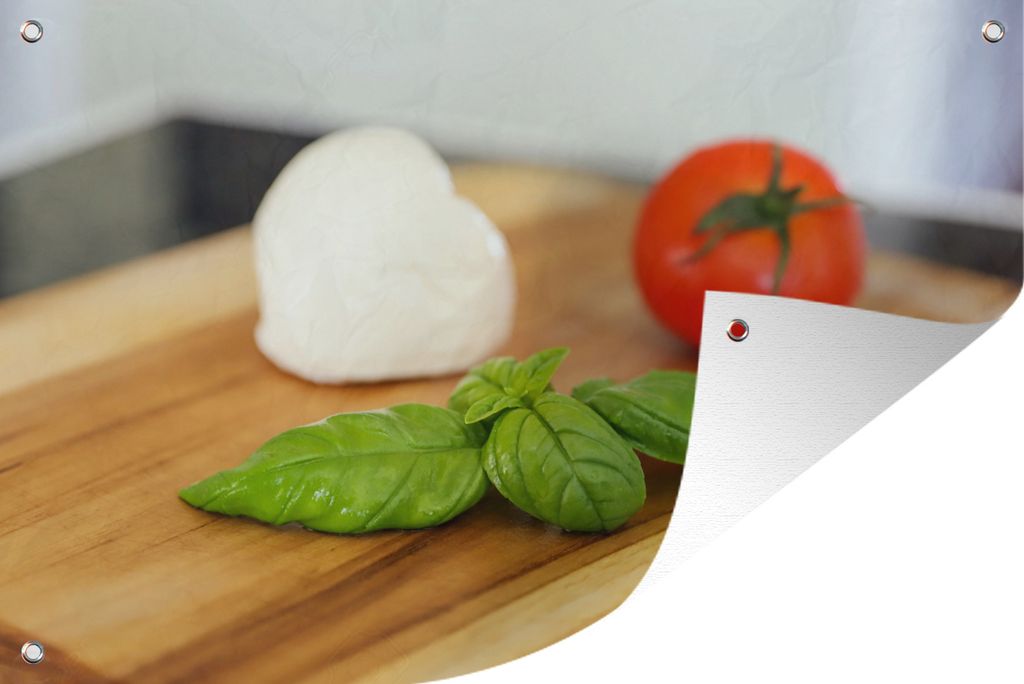 MuchoWow 120x80 cm Outdoor-Poster Gartendeko Sichtschutz Garten Poster für den Garten Mozzarella mit Tomate und Basilikum auf einem Schneidebrett