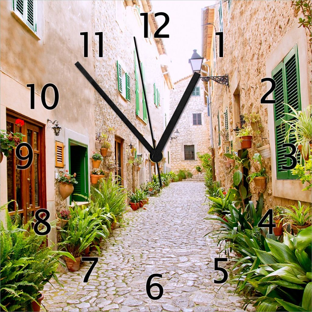 Wallario Design Wanduhr Südländische Gasse mit alten Häusern und grüner Oase aus Echtglas, Größe 30 x 30 cm