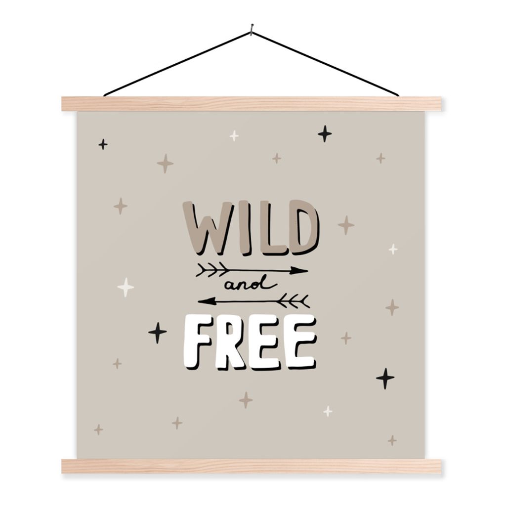 MuchoWow Textilposter Zitate - Sprichwörter - Baby - Wild und frei - Kinder - Kinder 120x120 cm mit holzfarbenen Rahmen - Textil-Poster