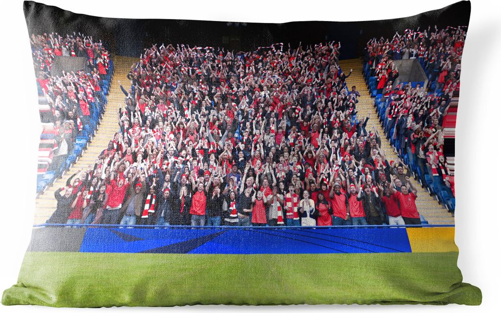 MuchoWow Outdoor Kissen - Menschen im Fußballstadion - 50x30 cm - Wetterfest - Lounge Kissen - Sofa kissen - Wohnzimmer Dekoration