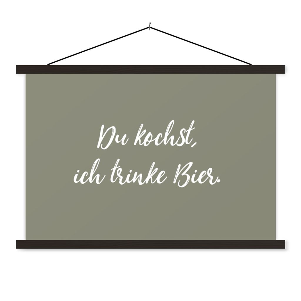 MuchoWow Textilposter Sprichwörter - Du kochst, ich trinke Bier - Bier - Kochen - Zitate 90x60 cm mit schwarzem Rahmen - Aufhängungssatz