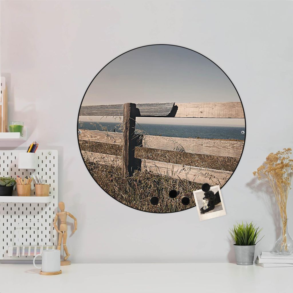 Design Stahlmagnettafel Schwarz Rund 47cm Zaun am Meer