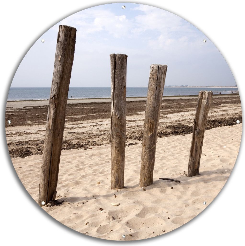 Wallario rundes Outdoor-Poster für Garten oder Balkon, Motiv Sandstrand mit Holzpfählen am Atlantischen Ozean, 60 cm Durchmesser