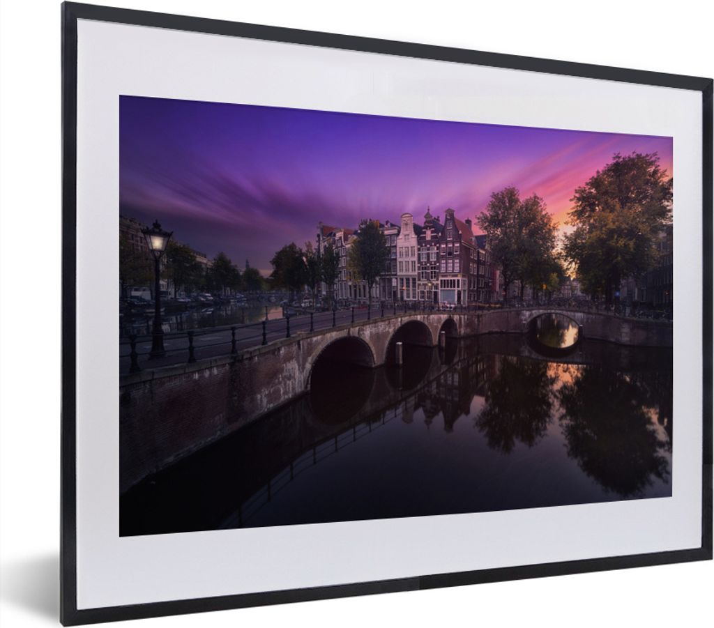 MuchoWow MuchoWow Gerahmtes Poster Bild der Keizersgracht in Amsterdam unter einem bunten Himmel 40x30 cm - Poster mit zchwarzem Bilderrahmen -...