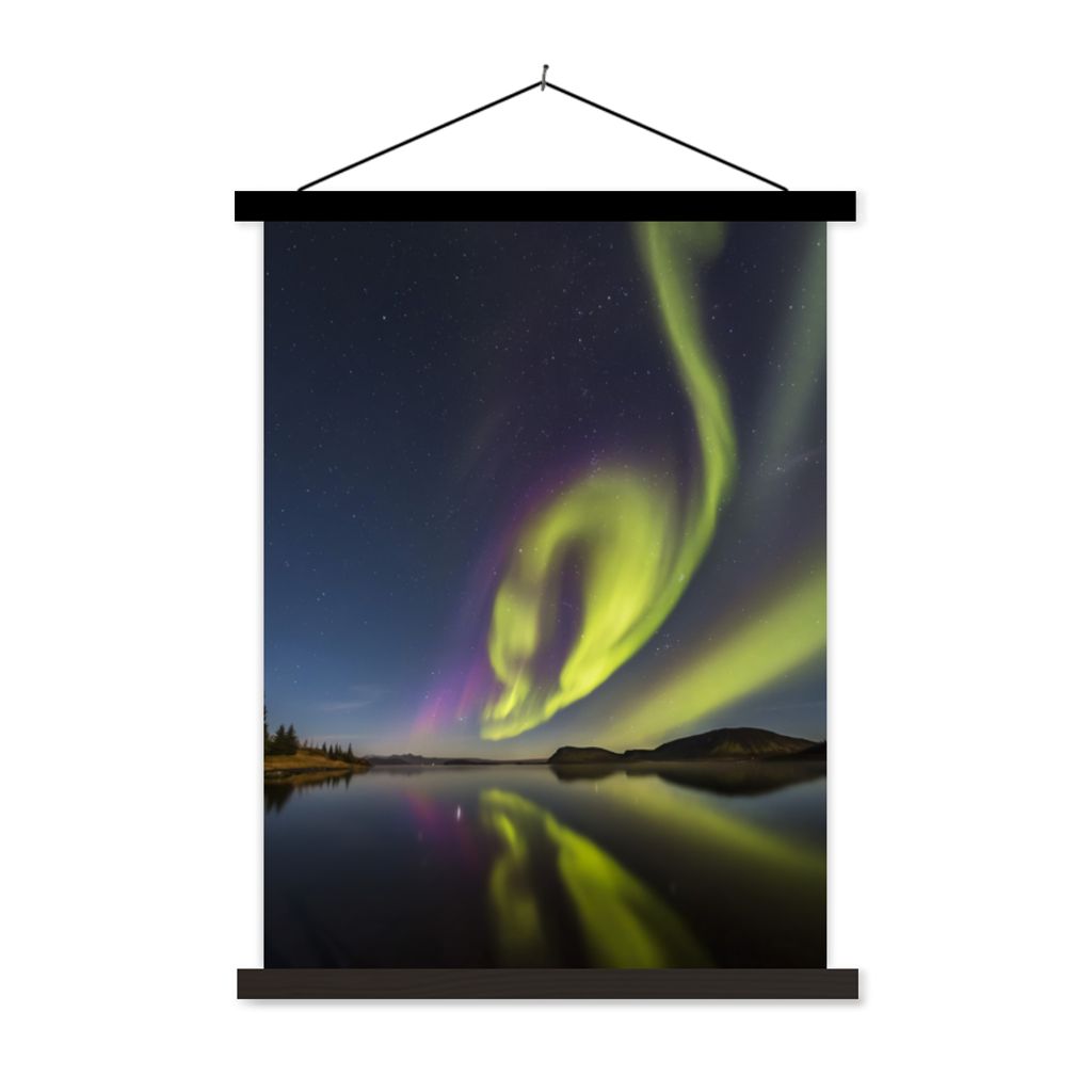 MuchoWow Textilposter Nordlichter - Schweden - Lila - Wasser - Grün 60x80 cm mit schwarzem Rahmen - Plakathalter
