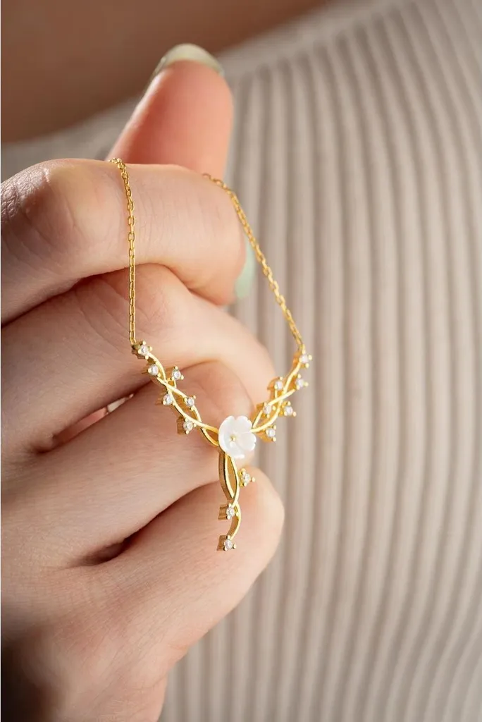Collier fleur magnolia argent pour mariage ou soirée chic avec zircone