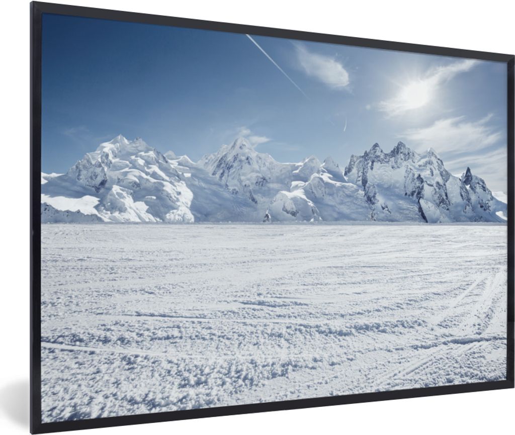 MuchoWow MuchoWow Gerahmtes Poster Verschneite Landschaft vor den Bergen in der Schweiz 90x60 cm - Poster mit zchwarzem Bilderrahmen - Fotorahm...