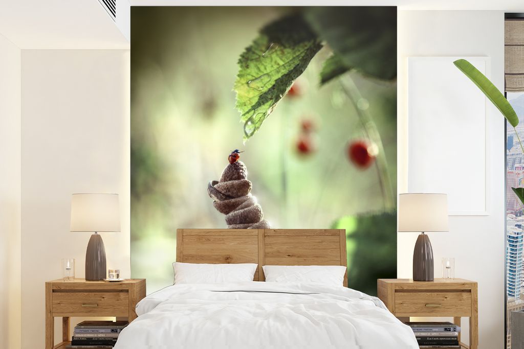 MuchoWow Fototapete für Wohnzimmer oder Schlafzimmer Wandtapete Vinyl Motivtapete Marienkäfer auf Eichenbecher - 195x260 cm - Wandbild