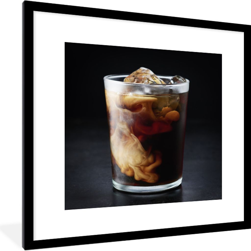 MuchoWow Gerahmtes Poster Eine Explosion in einer Tasse Eiskaffee auf einem schwarzen Hintergrund 40x40 cm - Poster mit Schwarzem Bilderrahmen Wa...