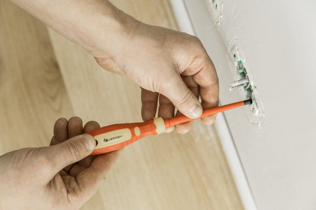 HÖGERT TECHNIK 1 Stück Kreuzschlitzschraubendreher PH1 80 mm, Schraubendreher 1000V Hand Screwdriver, stal S2, Rot/Gelb