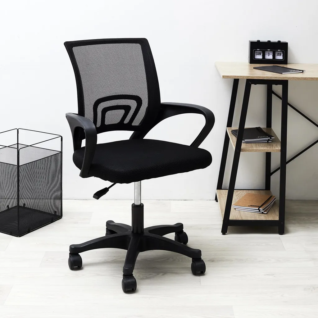 Fauteuil de bureau noir avec dossier inclinable en maille aérée