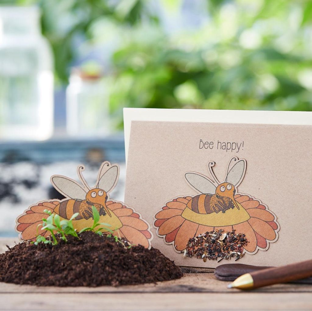 Grußkarte „Bee happy“ – Pflanzbare Karte mit Saatstecker & Blumensamen – DIN A6 Klappkarte aus Natronkraftkarton inkl. Umschlag – Nachha...