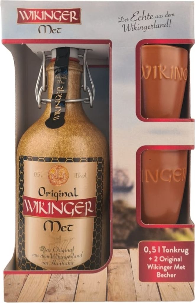 A gift set containing a bottle of Wikinger Met and two drinking cups, presented in its retail packaging.