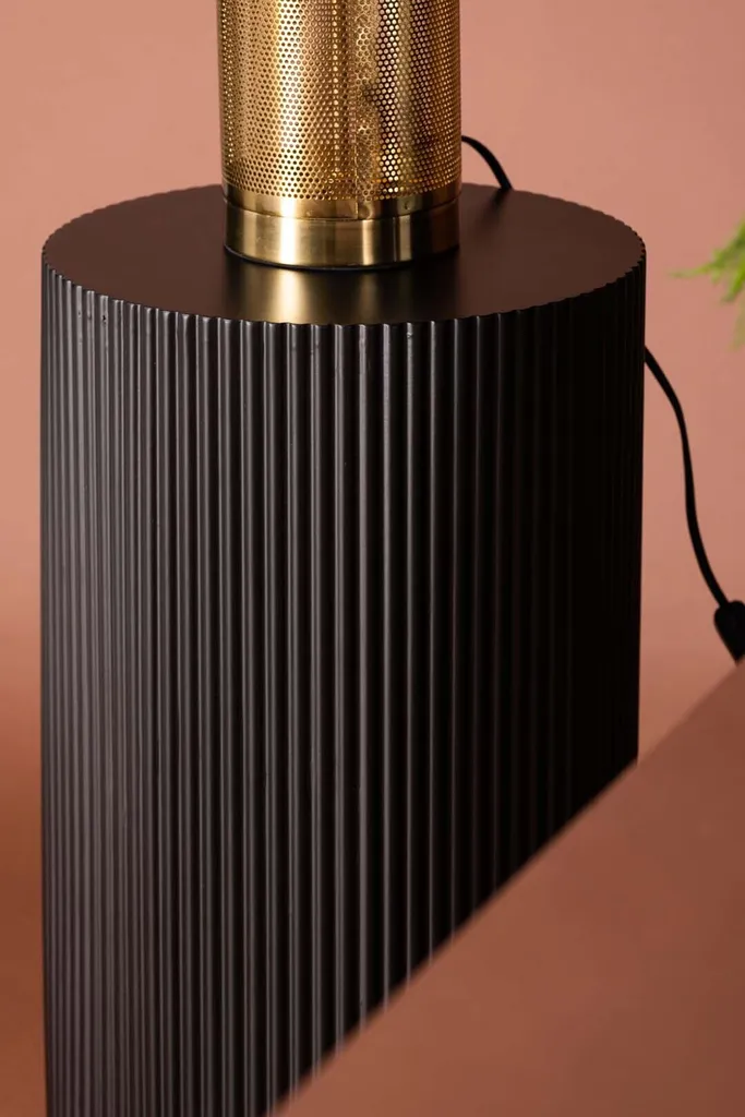 Table d'appoint noir Lenox en métal robuste, style minimaliste chic