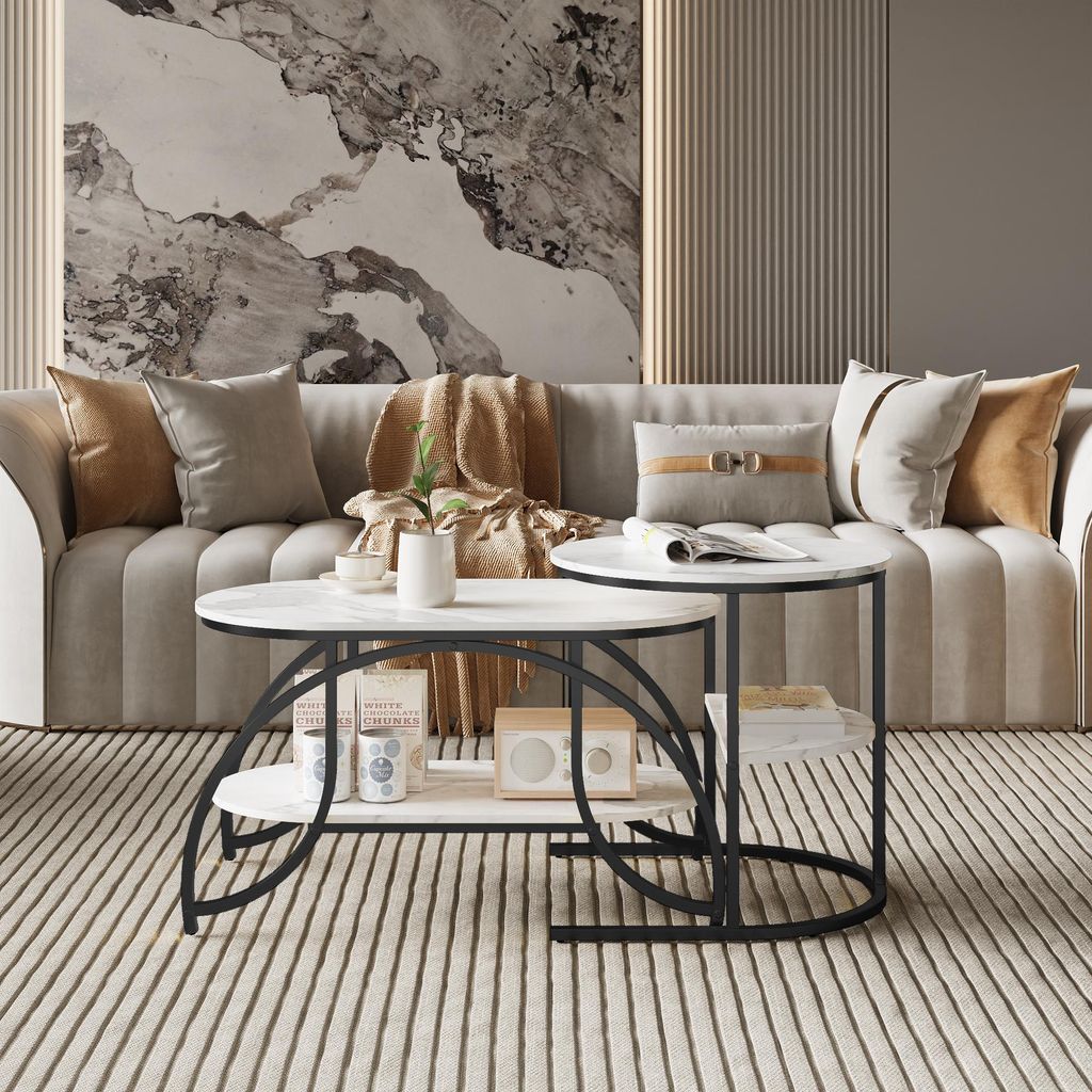 ProximaX Schaukelstuhl. Moderner Couchtisch mit weißer, marmorierter Tischplatte und schwarzen Beinen – ein eleganter Wohnzimmertisch mit stabil...
