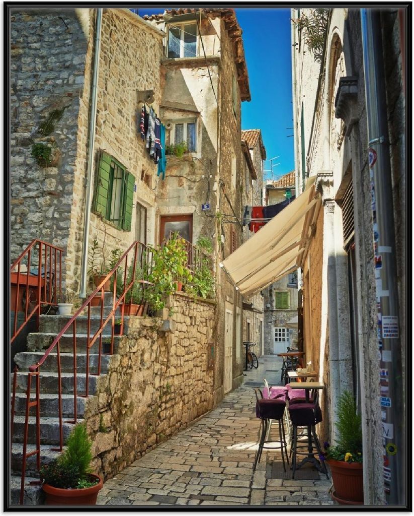 Wallario Wandbild Romantische Gasse in Kroatien mitten in der Stadt, Größe: 40,30 x 50,30 cm, Poster mit schwarzem Aluminiumrahmen
